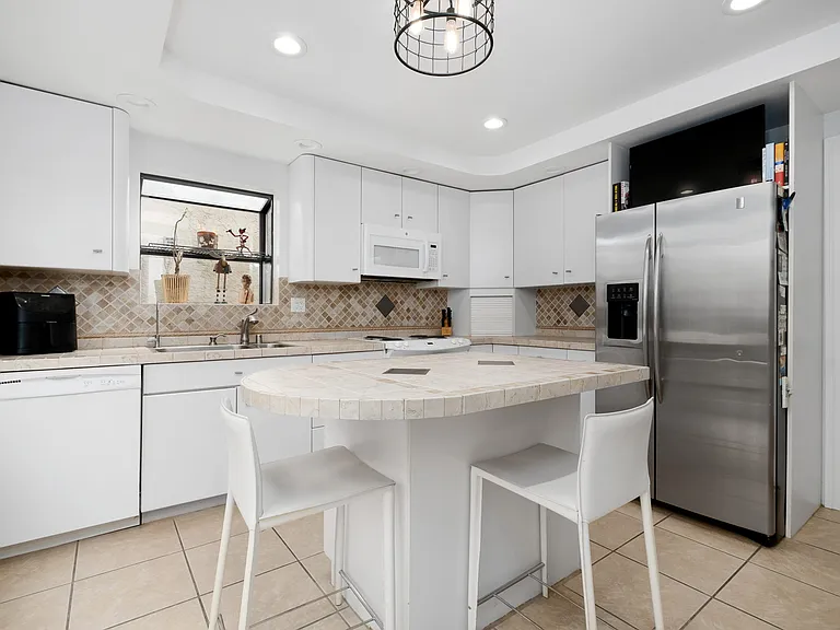 Show off your cooking skills in your bright & energetic kitchen w/Smart TV fully & fully equipped kitchen.