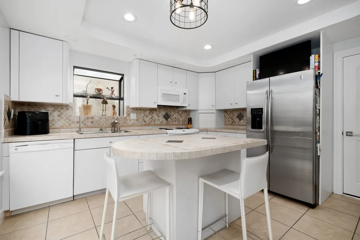 Show off your cooking skills in your bright & energetic kitchen w/Smart TV fully & fully equipped kitchen. - 1429 Candelero Dr