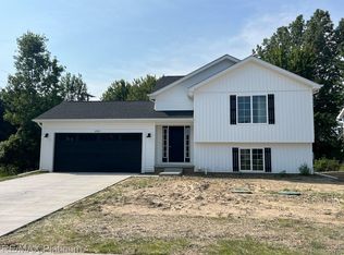 6061 Summerbrooke Cir, Fowlerville, MI 48836