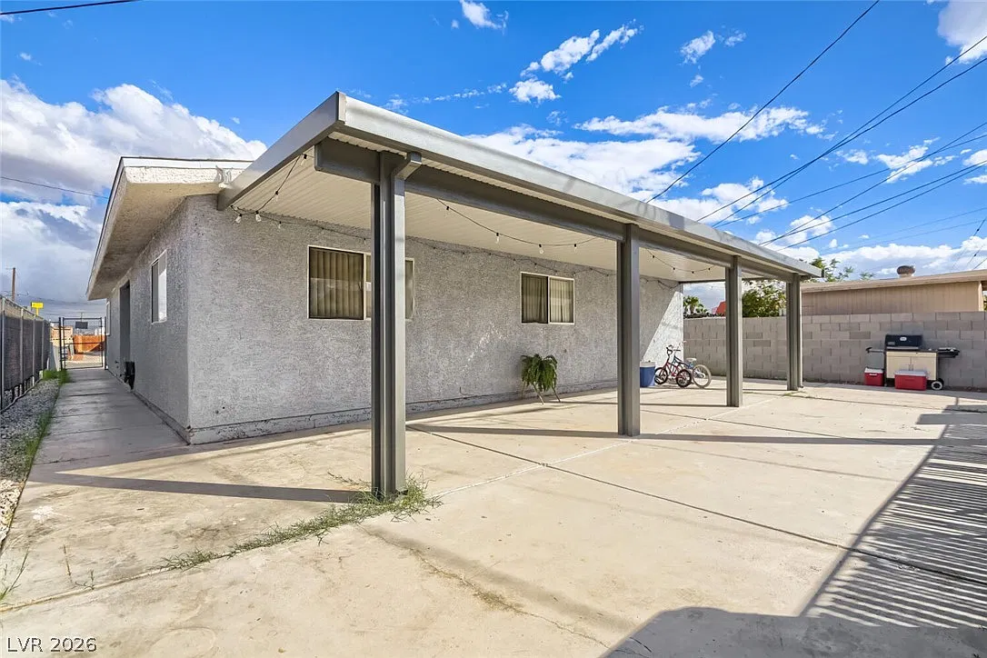 2 bed, 1.0 bath, 1832 sqft, $1,150 — Photo 1