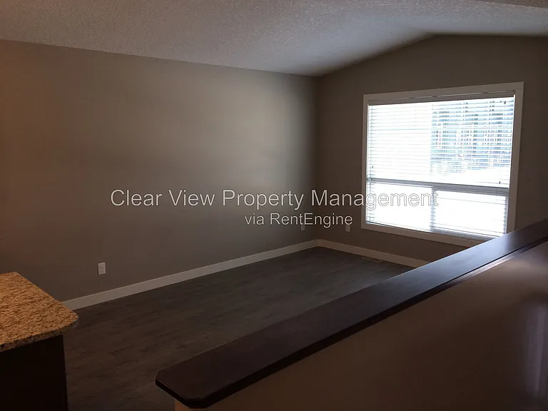 264 Sunridge Rd W — Photo 3
