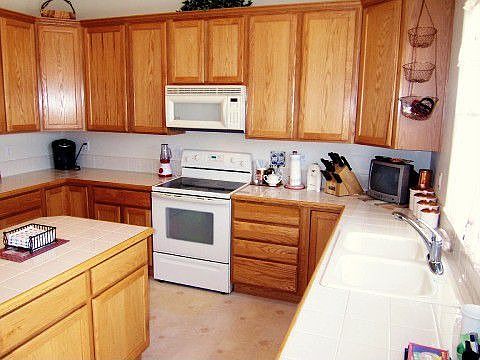 Large Kitchen w/ Center Island