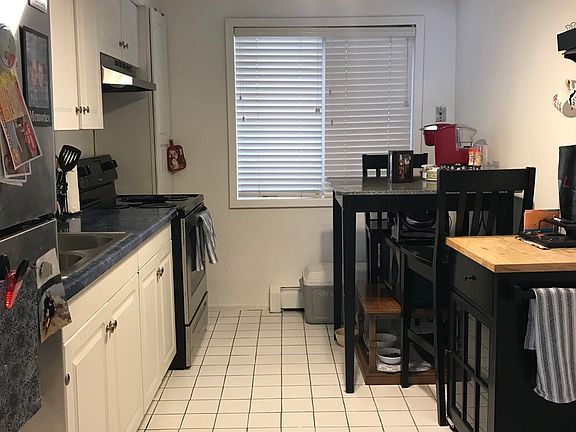 3rd image of 705 Hinman Ave APT 1B