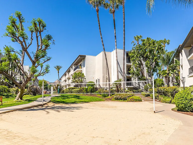 Plaza at Sherman Oaks — Photo 36