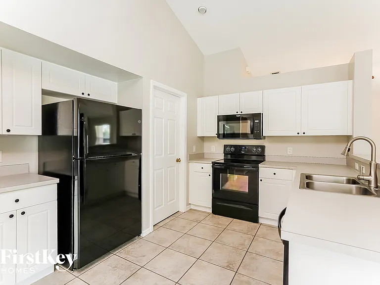 2215 NW 23rd St — Photo 5