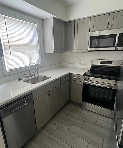 546 E Hall Ln — Photo 2