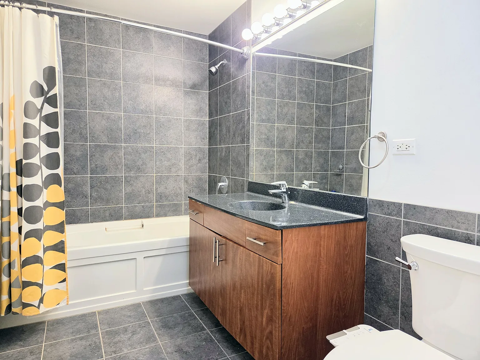 1 bed, 810 sqft, $2,400 — Photo 4