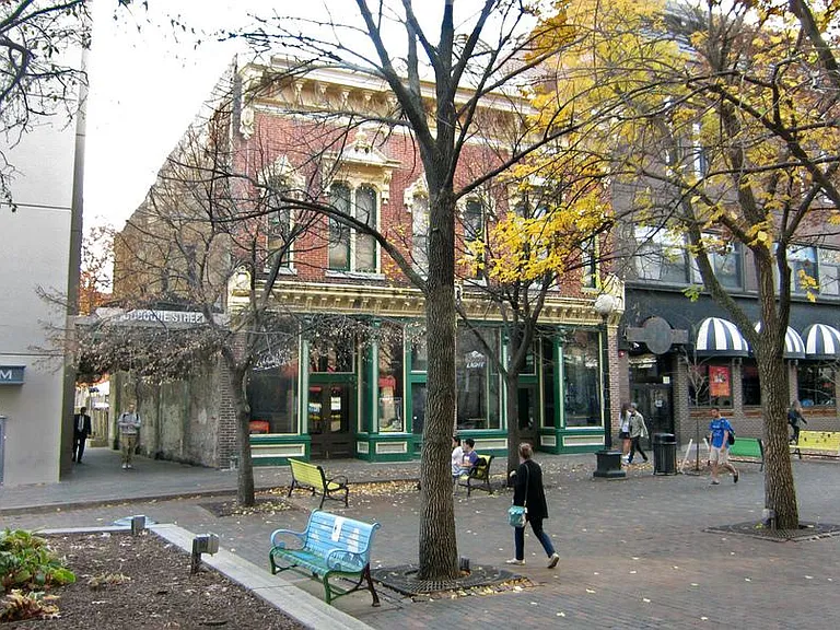 Downtown hotels, coffee shops and pedestrian shopping mall only 1.5 miles away.