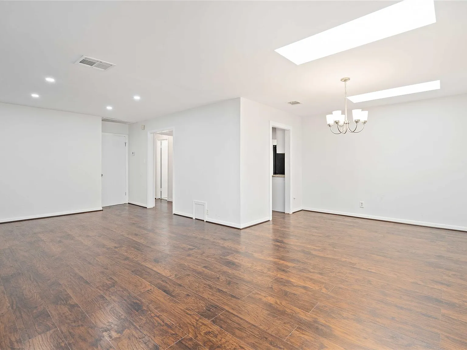 3 bed, 2.0 bath, 2216 sqft, $2,000 — Photo 2