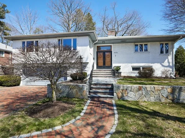 1025 W Roxbury Pkwy, Brookline, MA 02467