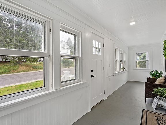 5th image of 406 Darrow Ave