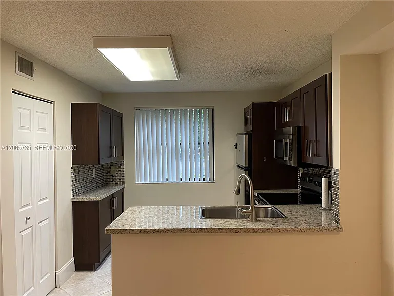 10101 W Sunrise Blvd #106 — Photo 2