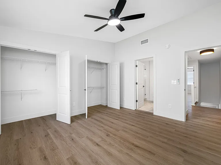 6119 Memorial Hwy — Photo 16