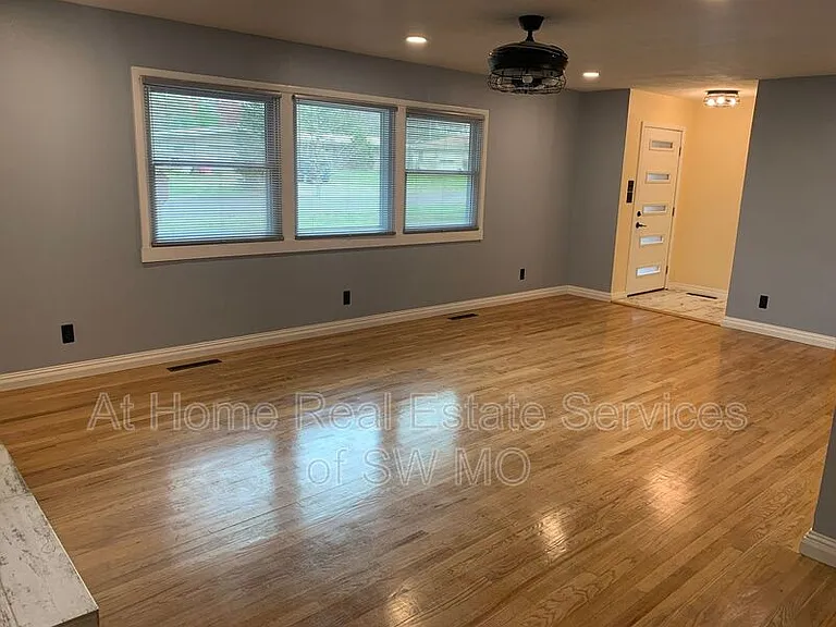 2322 E Langston St — Photo 4