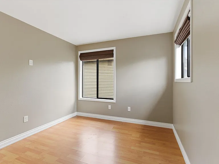 2227 SE 8th Pl — Photo 17