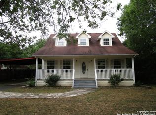 505 W Park Ave, Devine, TX 78016