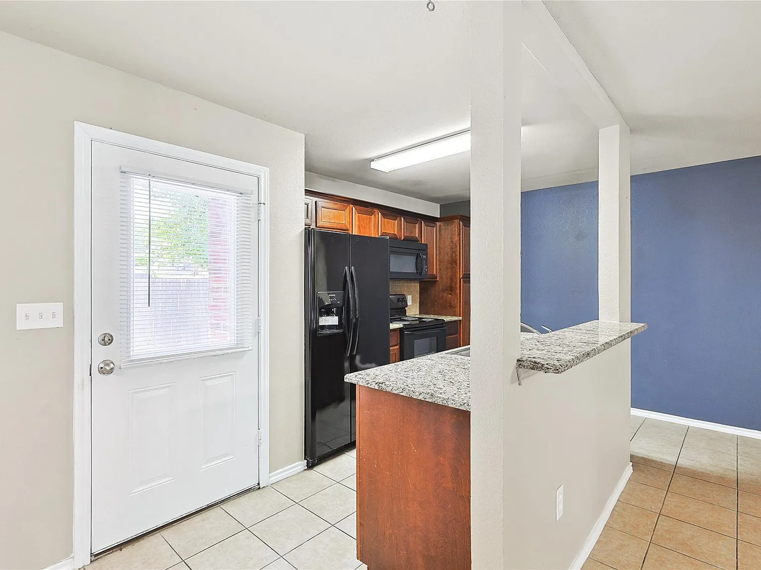 3 bed, 2.5 bath, 1669 sqft, $1,700 — Photo 3