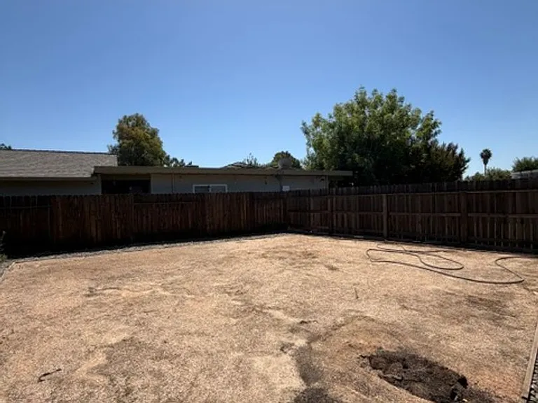 1643 Ashley Ave — Photo 9