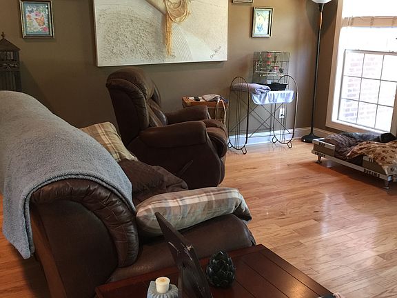 Family room w/gas fireplace