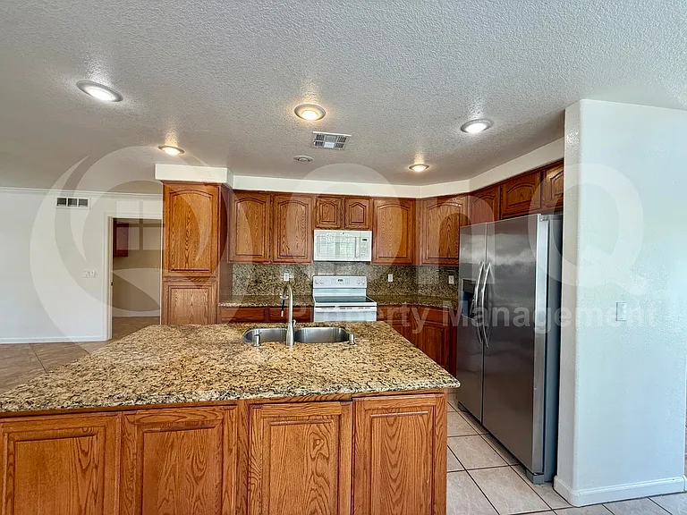 6321 E Roland St — Photo 7