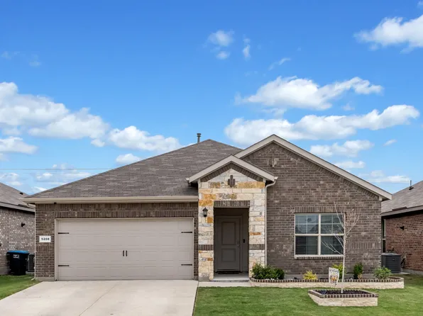 5208 Petal Meadows Dr, Fort Worth, TX 76179
