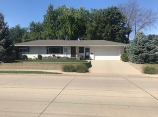 905 Summit St, Yankton, SD 57078