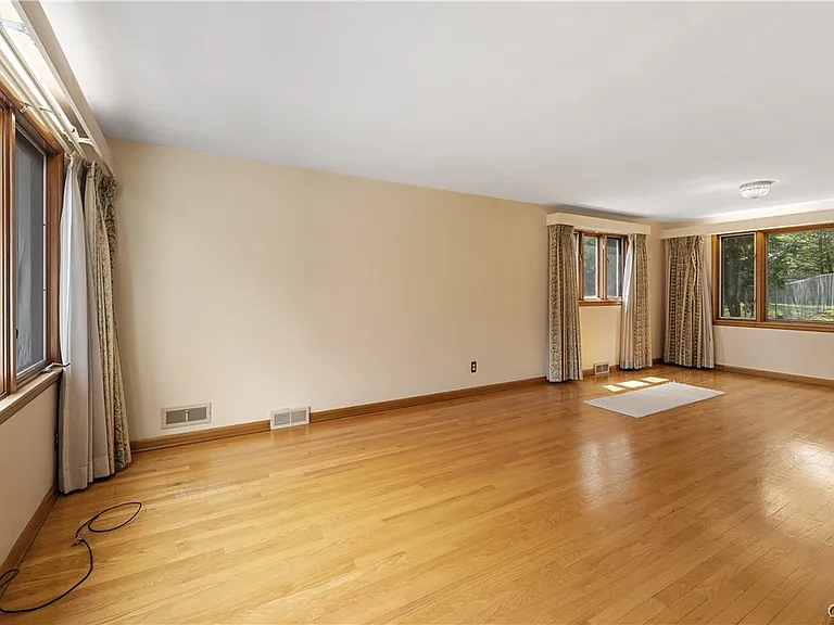 444 Buckingham Ave — Photo 5
