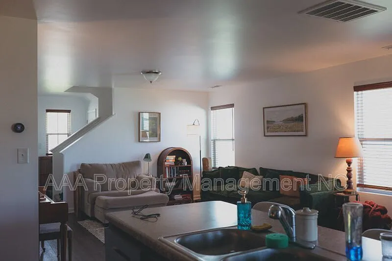 3 bed, 2.5 bath, 2074 sqft, $2,000 — Photo 4