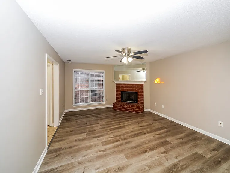 7621 Davis Pkwy — Photo 5
