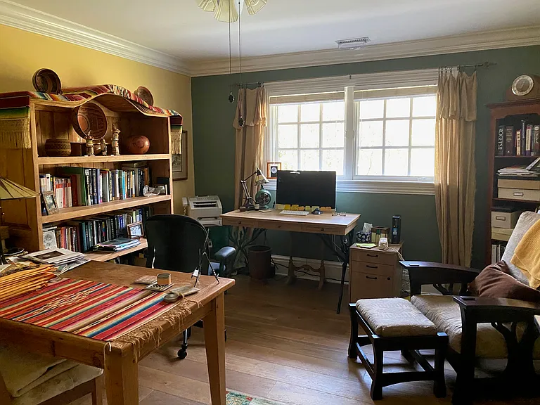 3rd bedroom that can either be an office or bedroom