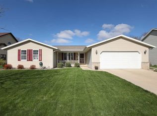 2172 Meadow Green Dr, Neenah, WI 54956