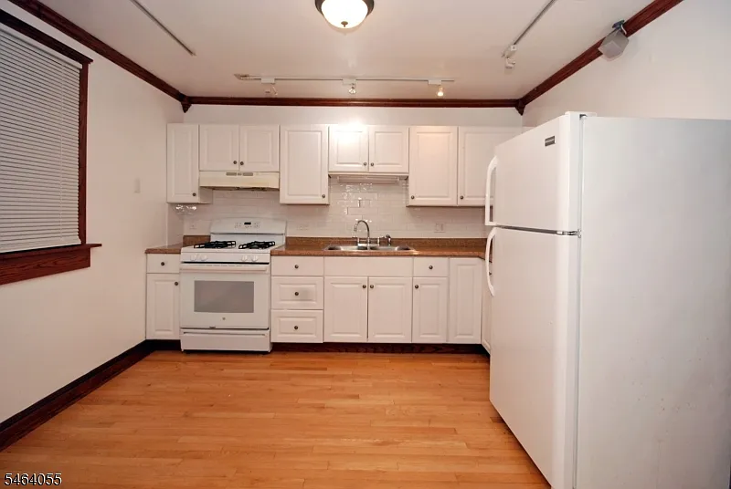 3 bed, 1.0 bath, $2,600 — Photo 3