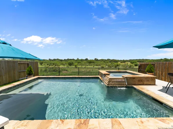 449 Middle Green Loop, Floresville, TX 78114