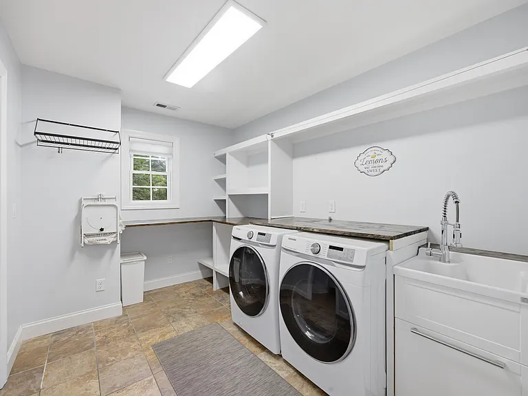 1 Fairhills Dr — Photo 14
