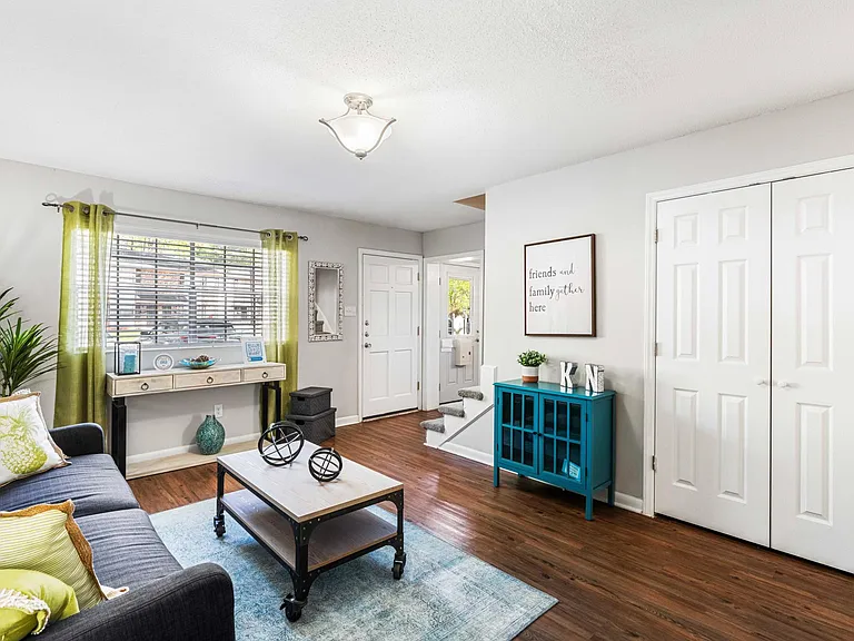 Knollwood Townhouse Apartments — Photo 3