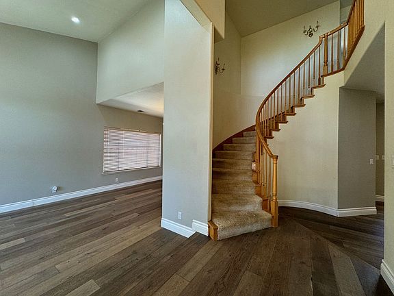 5th image of 725 Barrett Ave