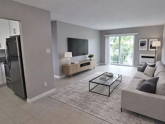 5th image of 3001 Bee Ridge Rd #201