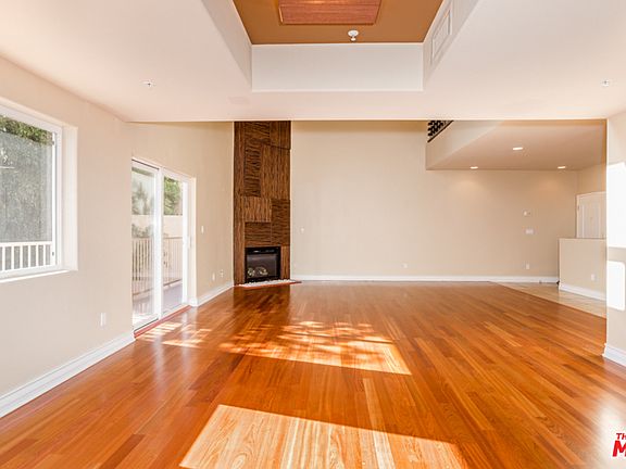 4th image of 1717 S Barrington Ave APT 104