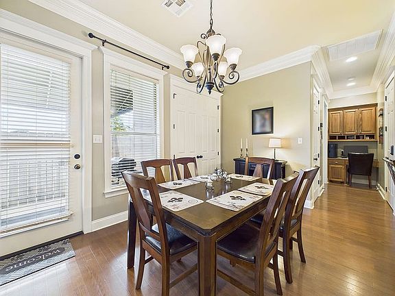 Crown molding; ample lite  