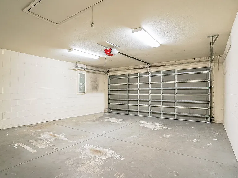 35221 W Griffin Dr — Photo 15
