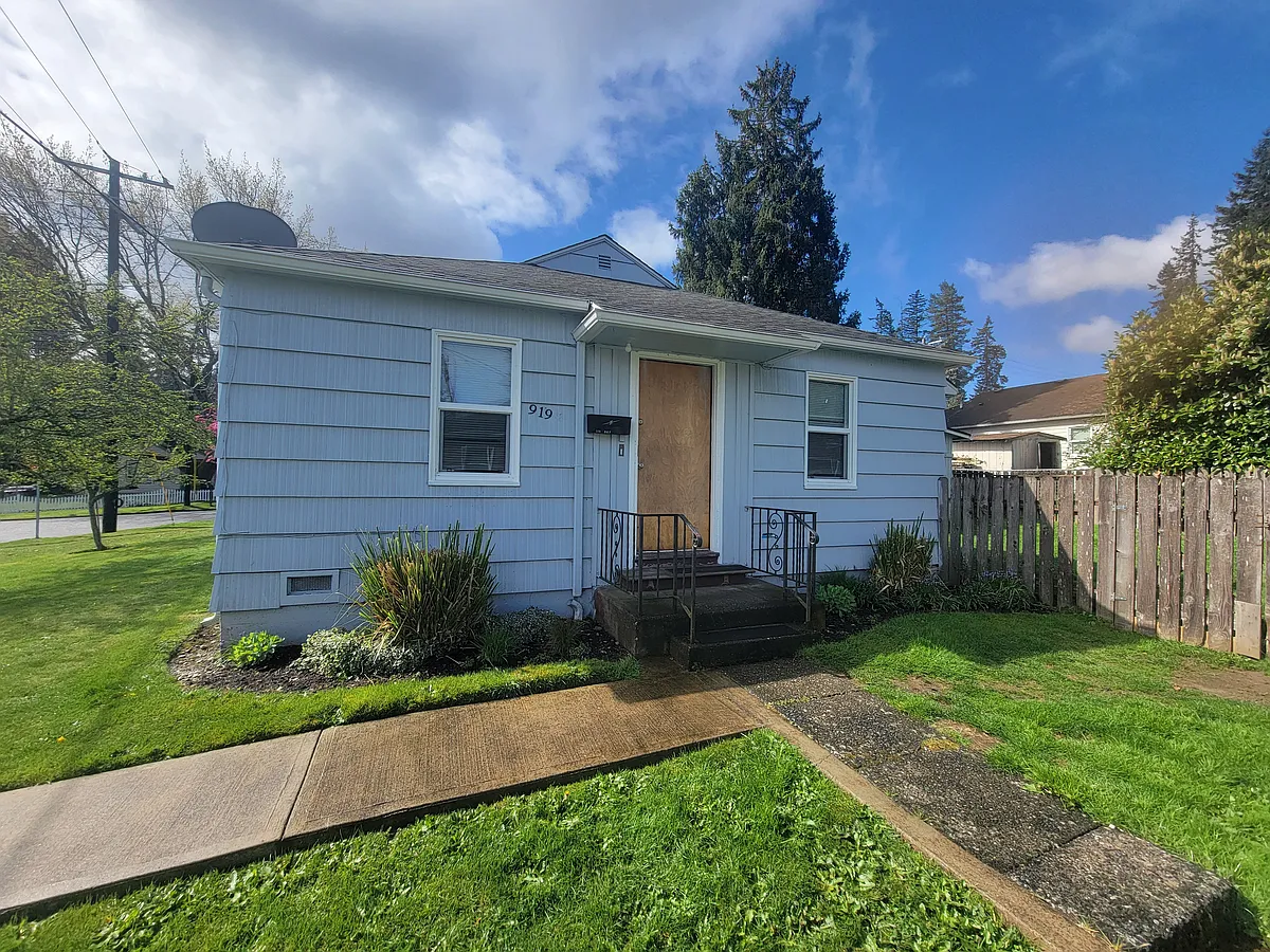 Photo 2 of 12 - 919 52nd St SE #1/2 - Everett, WA Building Photo - 919 52nd St SE #1/2