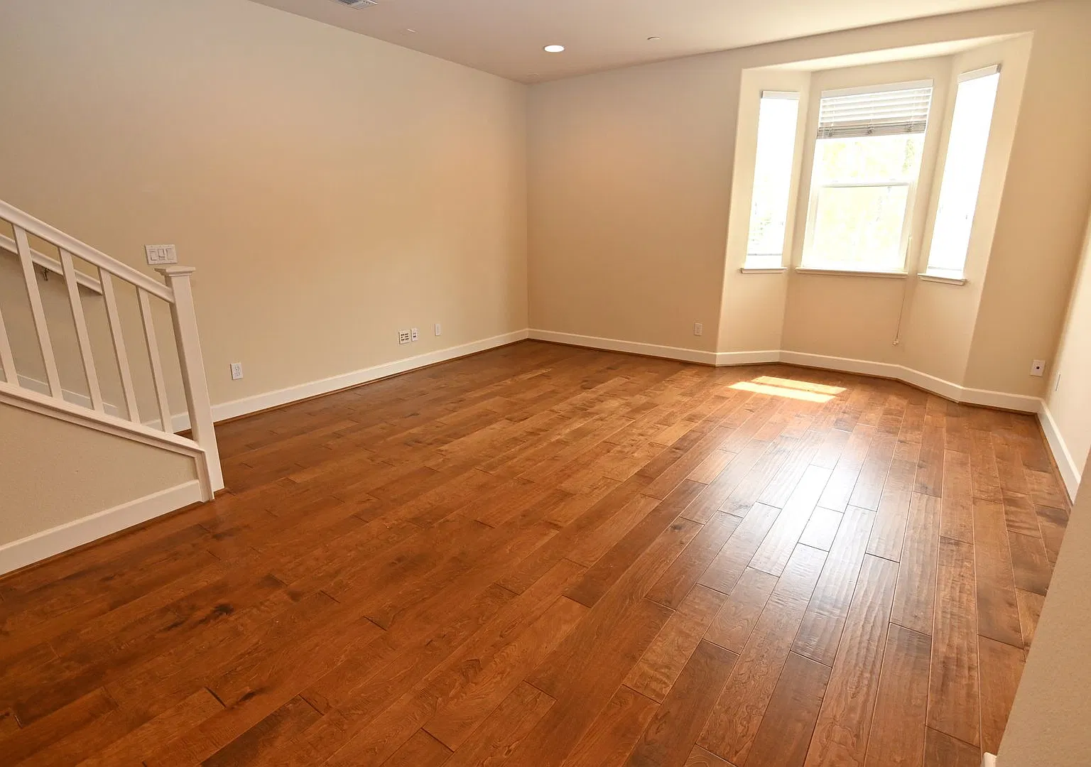 Tralee Village-Tri-Level Townhome, Modern Finished, Community Amenties (580 & Hopyard) — Photo 2