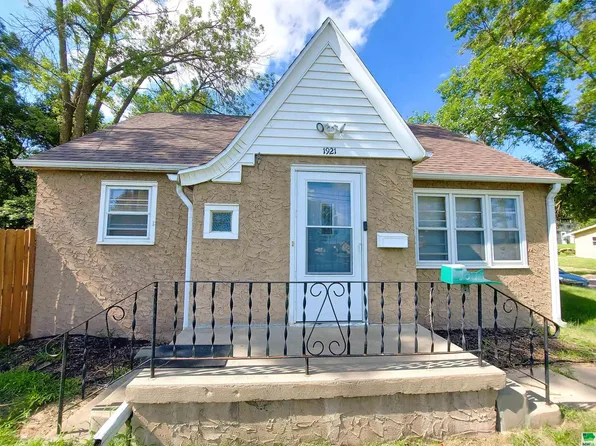 1921 27th St, Sioux City, IA 51104
