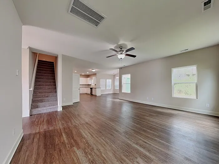 4 bed, 2.5 bath, 2282 sqft, $2,324 — Photo 3