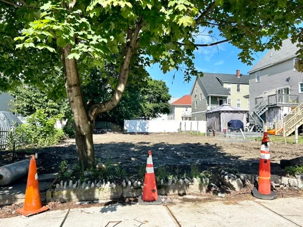 109 Phillips St #111, Lawrence, MA 01843