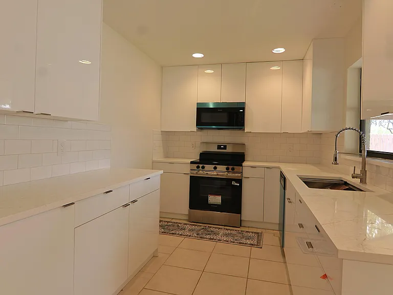 620 Hastings St — Photo 8