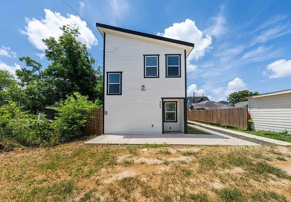 323 Gabriel St #202
