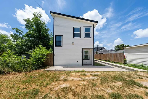 323 Gabriel St #202 Photo 1