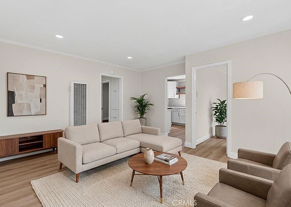 1st image of 925 E Appleton St