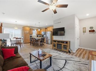 941 N Cottonwood Ct, Tonganoxie, KS 66086